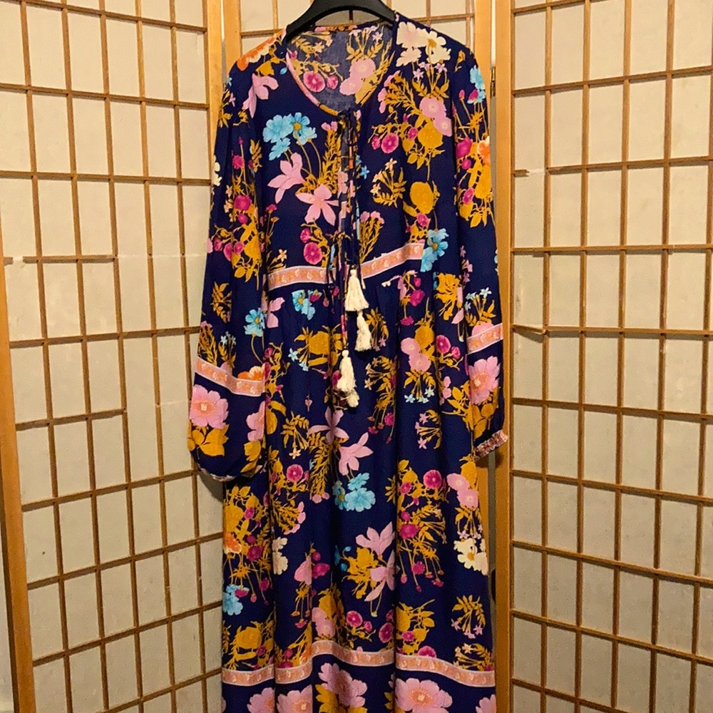 GOSO loose fitting long dress. Flower print. Soft, lightweight fabric.